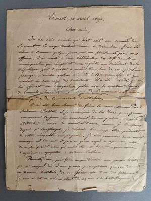 une feuille de papier sur laquelle on peut écrire, posée sur une table