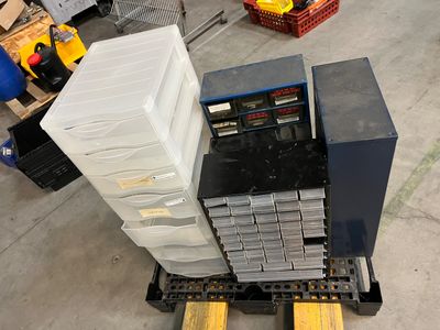 M32: lot de 7 casiers de rangement divers