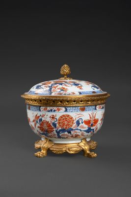 Grand pot pourri en porcelaine émaillé Imari à décor de fleu…