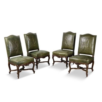 lot de quatre chaises de salle à manger en cuir vert aux pieds sculptés