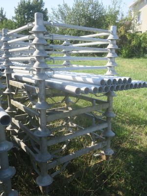 un banc fait de tubes métalliques posé dans l'herbe