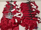 de nombreuses paires de ciseaux sur un soutien-gorge en dentelle rouge