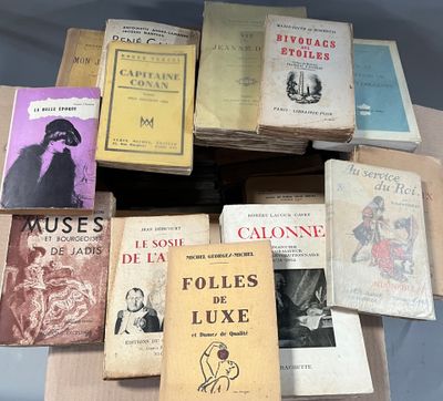 plusieurs livres sont empilés sur une table