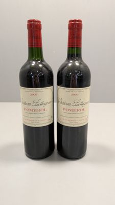 deux bouteilles de vin rouge posées sur une table blanche