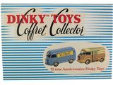 une boîte contenant des figurines Dinky Toys pour collectionneurs de café