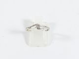 gros plan d'une bague en diamant sur une surface blanche