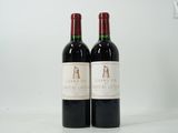 deux bouteilles de vin posées sur une table
