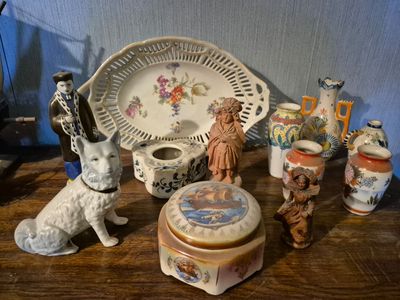 une table sur laquelle sont disposés de nombreux objets décoratifs