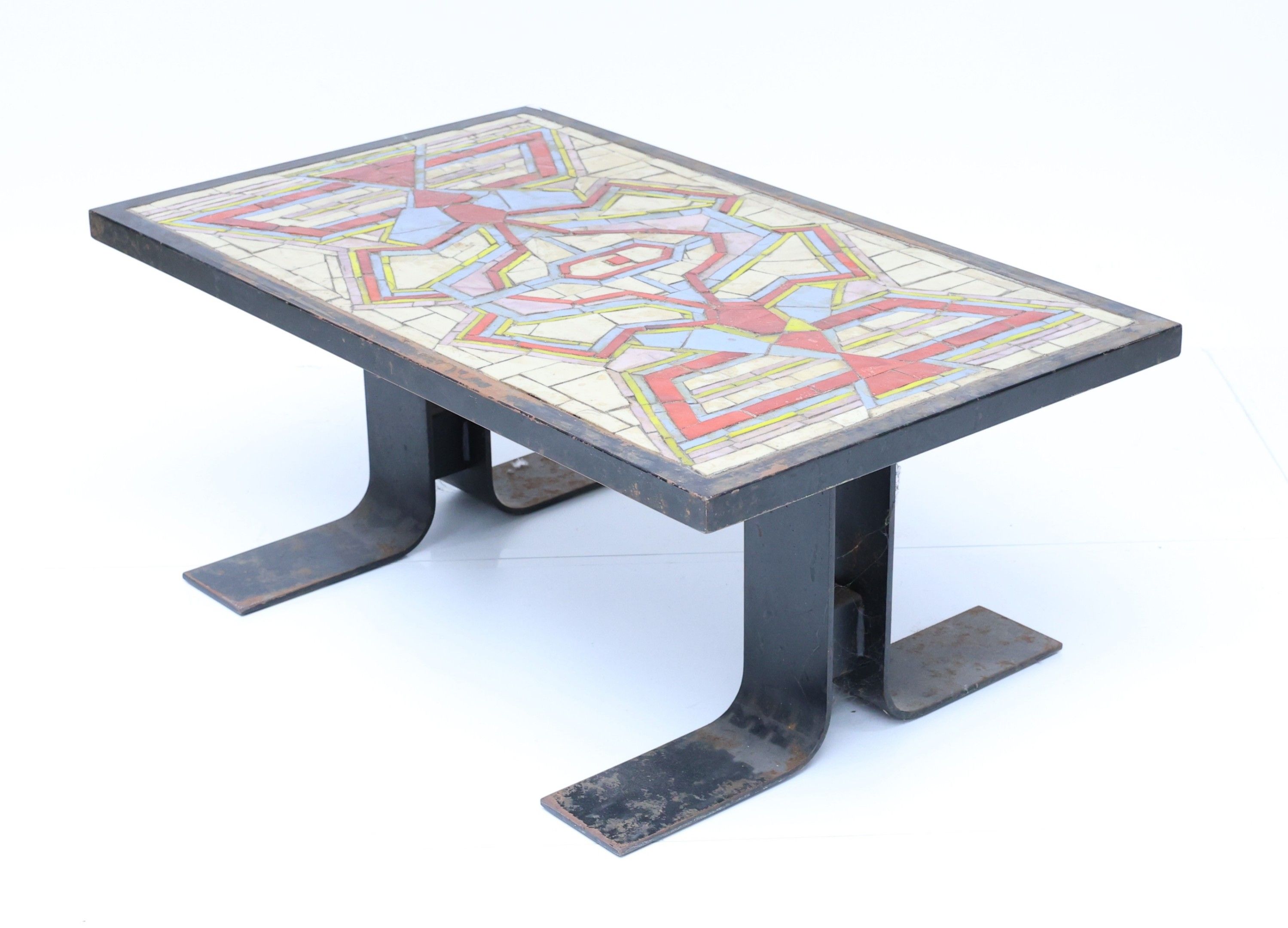 Table basse de forme rectangulaire à plateau orné de céramiq…