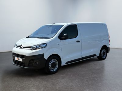 La camionnette blanche est garée dans une pièce blanche.