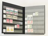 un livre avec des timbres sur les pages et une illustration sur la couverture