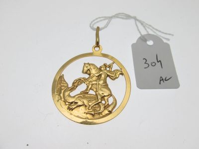 une image représentant un pendentif plaqué or sur lequel figure une femme à cheval