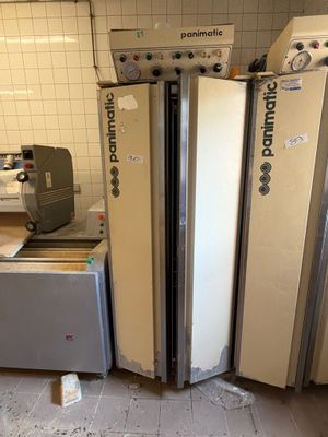 un ensemble d'appareils électroménagers qui se trouvent dans une pièce