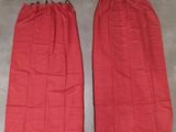 deux paires de pantalons rouges posées sur une table