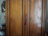 une grande armoire en bois dans le coin d'une pièce