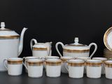 beaucoup de tasses et une théière sur la table