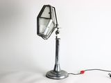 une lampe fixée au sommet d'un poteau métallique
