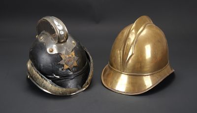 une paire de casques de pompiers sur fond noir