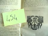 un bout de papier posé sur un livre, sur lequel est collée une étiquette