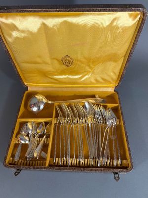 un coffret contenant de l'argenterie sur une table