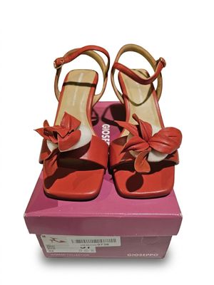 GIOSEPPO - Cette chaussure rouge possède une décoration flor…