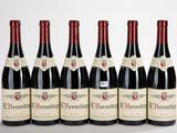 six bouteilles de vin alignées sur une table