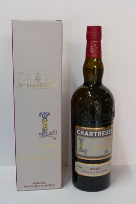 une bouteille de vin à côté d'une boîte