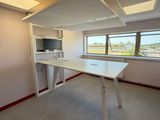 une pièce avec un bureau et une fenêtre