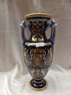 un vase posé sur un tissu blanc