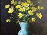 tableau représentant des fleurs jaunes dans un vase bleu posé sur une table