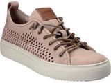 chaussures pour femmes avec des trous et des lacets sur fond blanc
