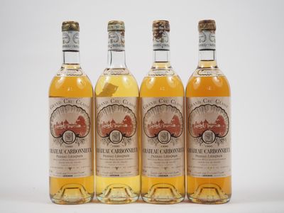trois bouteilles de whisky sont alignées sur une surface blanche
