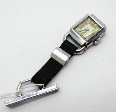 Montre de col Art Déco en métal chromé.