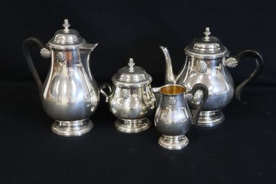 service à thé et à café en argent, composé de quatre pièces, sur fond noir