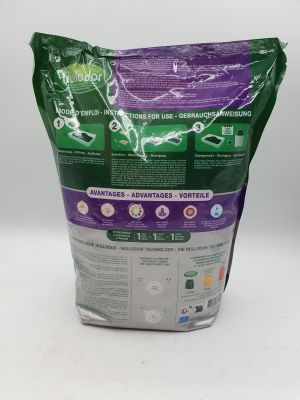 un sac de litière pour chat posé sur une table blanche