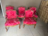 quatre chaises en velours rose, ornées de passementerie dorée et dotées de pieds en bois