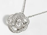 collier plaqué argent orné d'un motif floral et d'un diamant au centre
