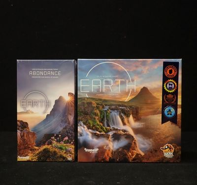 deux livres posés sur une table
