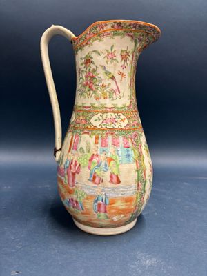 un gros plan d'un vase posé sur une table, sur fond bleu