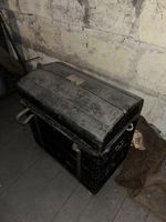 MALLE en bois garnie de cuir, intérieur en tissu et sangle. (photo 3)