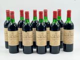 six bouteilles de vin rouge alignées sur une surface blanche