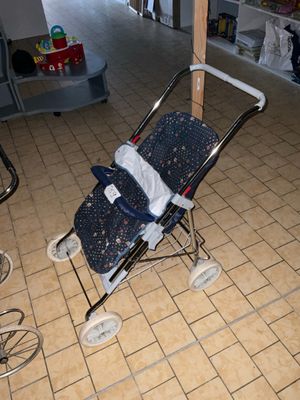 une poussette posée au milieu d'une pièce