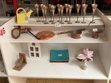 une étagère sur laquelle se trouvent plusieurs objets