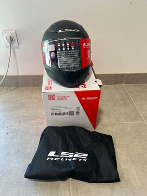 un casque posé sur une boîte posée par terre