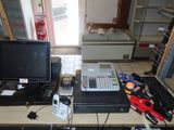 deux ordinateurs et un clavier posés sur une table