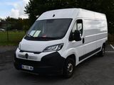 la camionnette blanche est garée sur le parking à côté des arbres