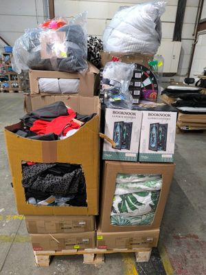 une pile de boîtes empilées les unes sur les autres