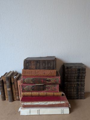 plusieurs livres empilés sur une table