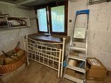 une échelle appuyée contre le mur, à côté d'un lit, dans une chambre