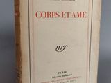 la couverture d'un livre sur laquelle figure la photo d'un homme en costume-cravate